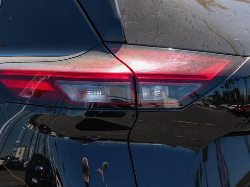 Used 2023 Nissan Rogue SV FWD image 9
