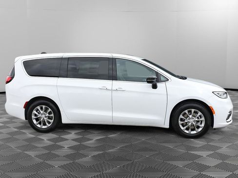 New 2026 Chrysler Pacifica Limited FWD image 8