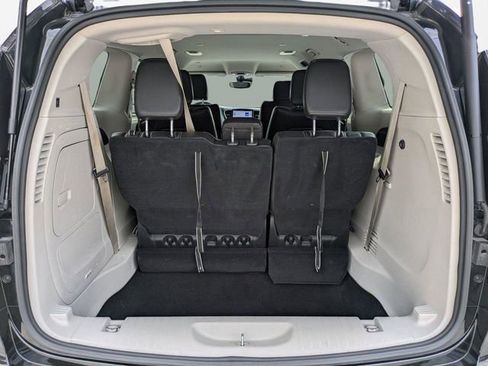 Used 2023 Chrysler Pacifica Touring-L FWD image 13