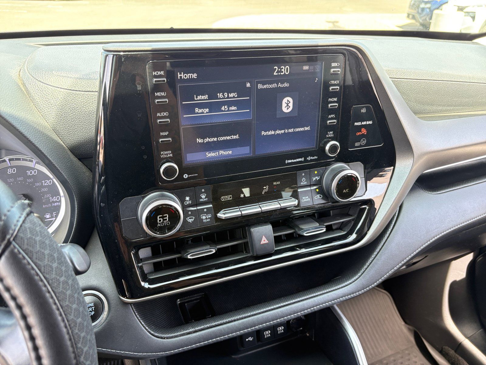 Used 2021 Toyota Highlander LE FWD image 12