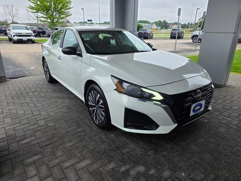 Used 2024 Nissan Altima 2.5 SV AWD/4WD image 6
