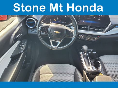 Used 2025 Chevrolet Trax LT w/ LT Convenience Package FWD image 15