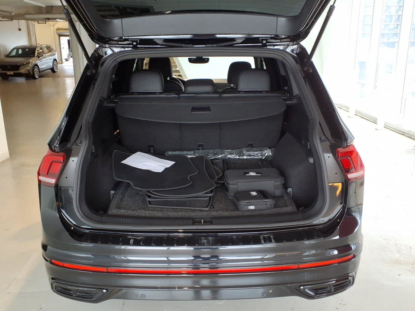 Used 2023 Volkswagen Tiguan SE R-Line AWD/4WD image 8