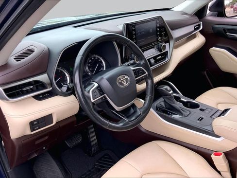Used 2022 Toyota Highlander XLE FWD image 17