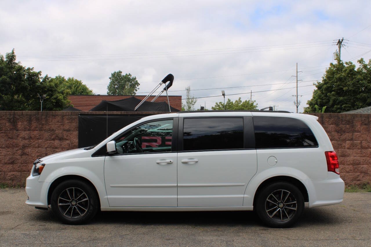 Used 2017 Dodge Grand Caravan GT FWD image 2
