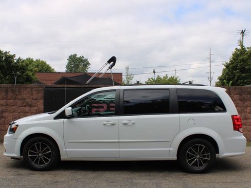 Used 2017 Dodge Grand Caravan GT FWD image 2