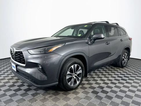 Used 2022 Toyota Highlander XLE AWD/4WD image 2