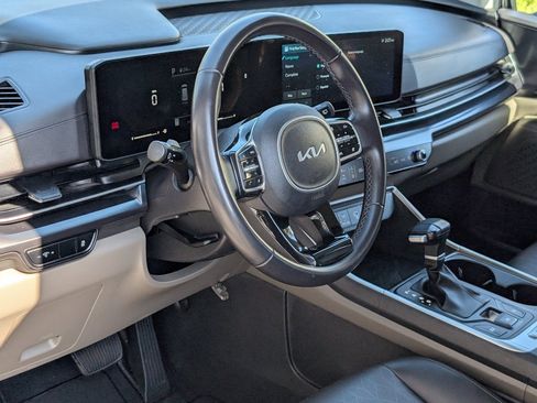 Used 2025 Kia Carnival FWD image 15