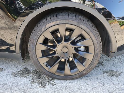 Used 2022 Tesla Model Y Long Range AWD/4WD image 22
