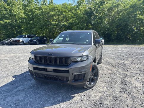 Used 2024 Jeep Grand Cherokee L Limited w/ Black Appearance Package AWD/4WD image 11