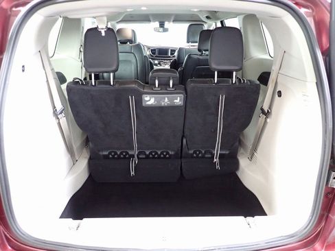 Used 2019 Chrysler Pacifica Touring-L image 15