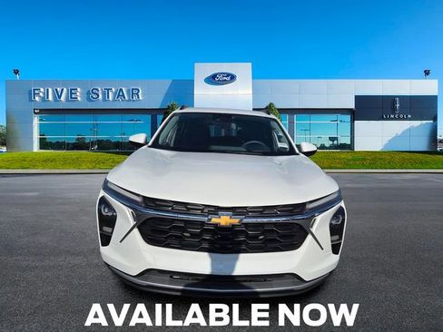 Used 2025 Chevrolet Trax LT FWD image 2
