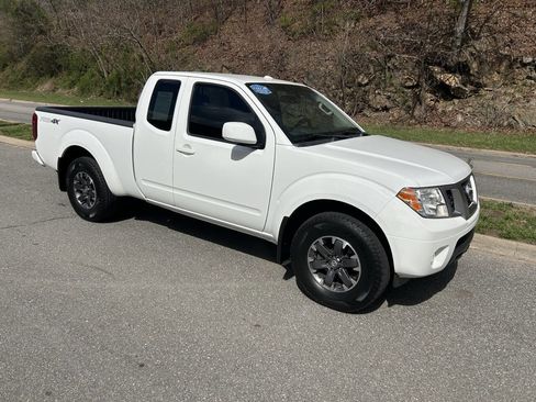 Used 2015 Nissan Frontier PRO-4X image 11