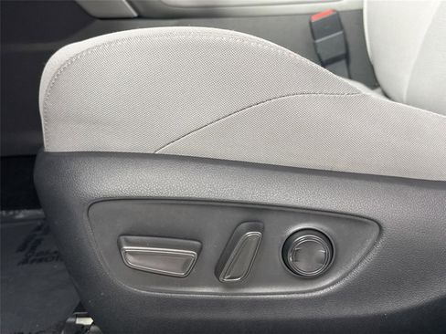 Certified 2022 Toyota Venza XLE image 25