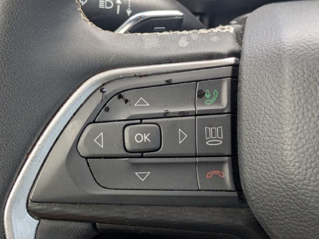 Used 2025 Jeep Grand Cherokee Altitude AWD/4WD image 26