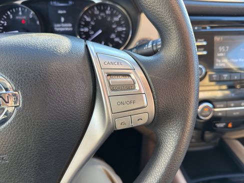 Used 2016 Nissan Rogue SV image 17