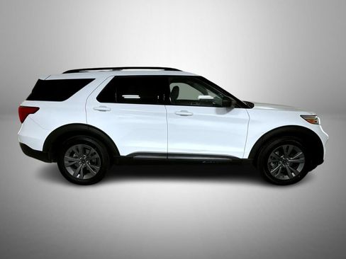 Used 2021 Ford Explorer XLT w/ Equipment Group 202A AWD/4WD image 4