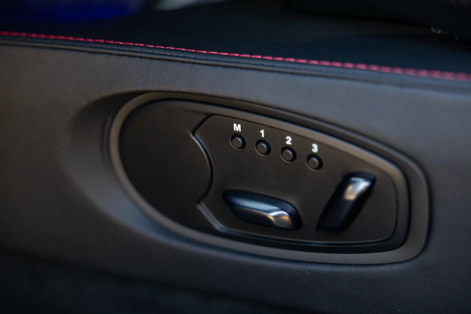 Used 2025 Aston Martin V8 Vantage Coupe RWD image 15