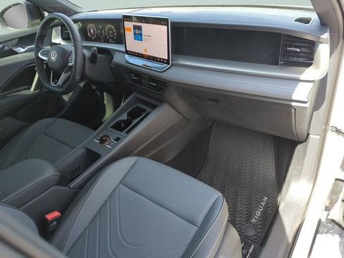 Certified 2025 Volkswagen Tiguan SE R-Line image 22