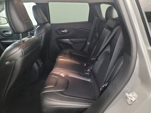 Used 2019 Jeep Cherokee Latitude Plus AWD/4WD image 18