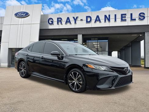 Used 2020 Toyota Camry SE image 1