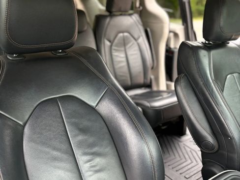 Used 2017 Chrysler Pacifica Touring-L w/ Tire & Wheel Group FWD image 42