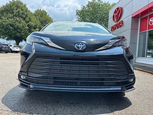 Certified 2025 Toyota Sienna XLE FWD image 8