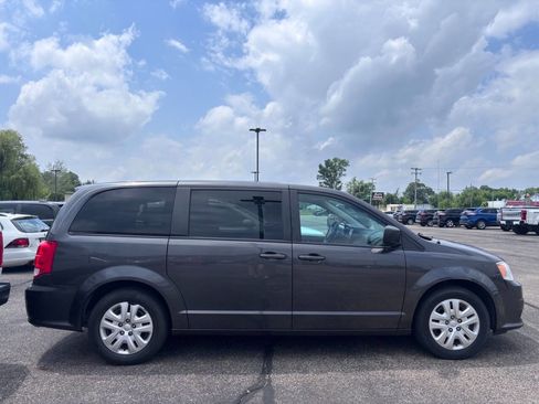 Used 2018 Dodge Grand Caravan SE w/ UConnect Hands-Free Group FWD image 2
