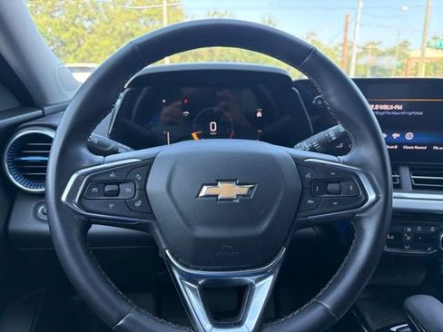 Used 2024 Chevrolet Trax LT w/ Sunroof Package FWD image 11