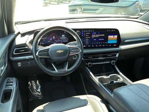 Used 2025 Chevrolet Traverse LT FWD image 19