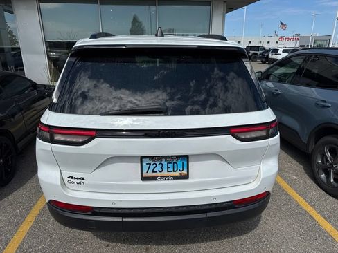 Used 2023 Jeep Grand Cherokee Altitude AWD/4WD image 4