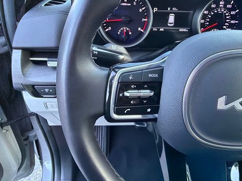 Certified 2024 Kia Carnival EX FWD image 17