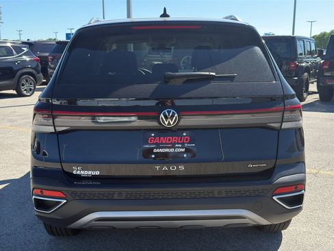 Used 2025 Volkswagen Taos SE AWD/4WD image 7