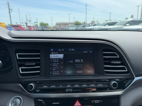 Used 2020 Hyundai Elantra Limited image 28