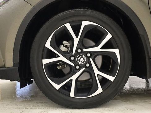 Used 2021 Toyota C-HR XLE image 8