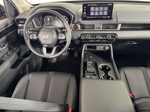 Used 2025 Honda Pilot Touring image 5