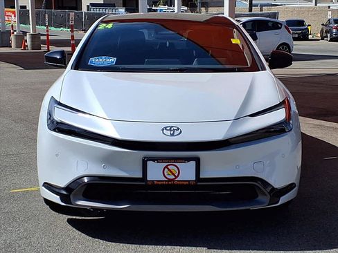 Used 2024 Toyota Prius XLE FWD image 2