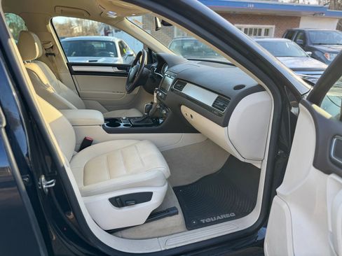 Used 2016 Volkswagen Touareg Sport image 13