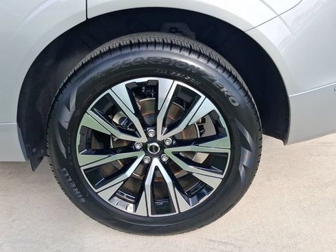 Used 2024 Volvo XC60 B5 Plus AWD/4WD image 4