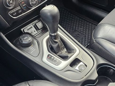 Used 2018 Jeep Cherokee Latitude Plus w/ Comfort/Convenience Group image 25