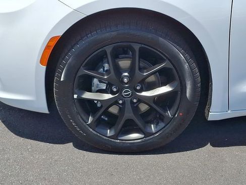 Used 2025 Chrysler Pacifica Limited FWD image 8