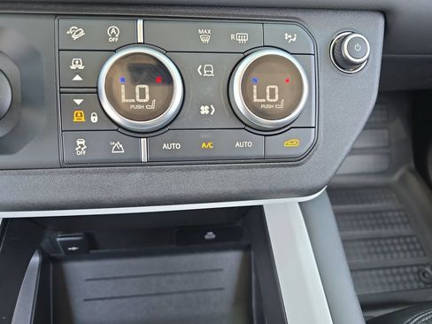 Certified 2025 Land Rover Defender 90 X-Dynamic SE AWD/4WD image 24