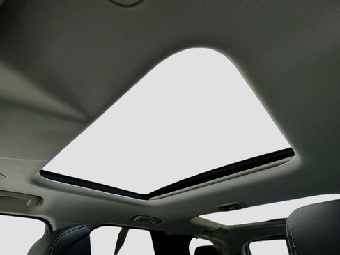 Used 2024 Land Rover Discovery S image 14