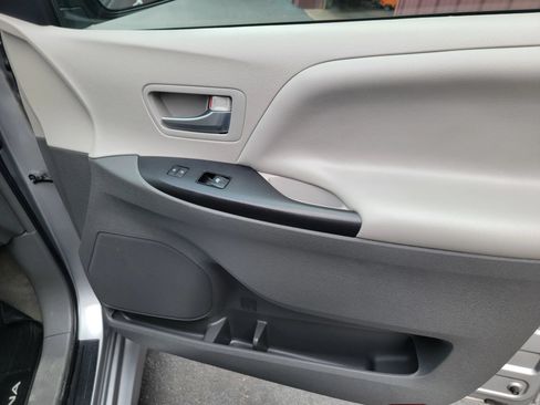 Used 2018 Toyota Sienna LE w/ Carpet Mat Package FWD image 27