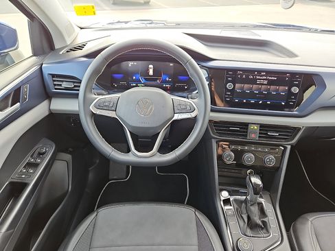 Used 2023 Volkswagen Taos SE w/ Panoramic Sunroof Package image 7