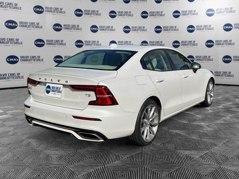 Used 2021 Volvo S60 T5 Momentum FWD image 5