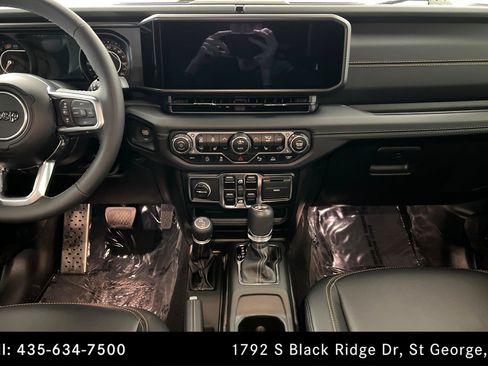 Used 2025 Jeep Wrangler Sahara image 13