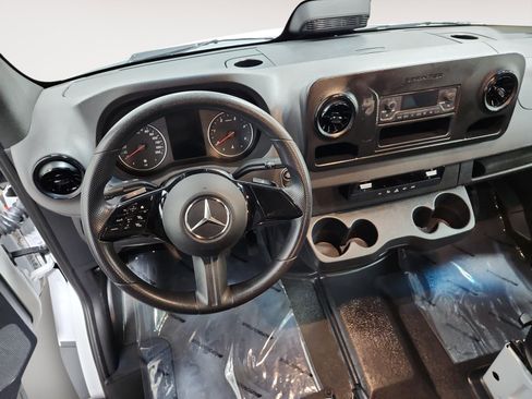 Used 2025 Mercedes-Benz Sprinter 2500 image 10