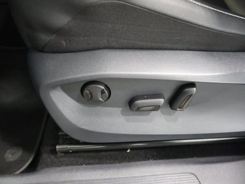 Used 2023 Volkswagen Tiguan SE image 14