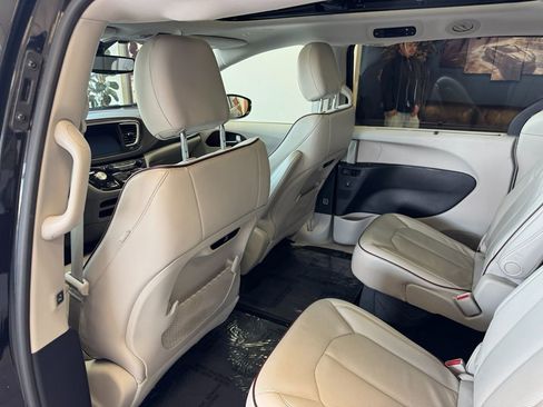 Used 2019 Chrysler Pacifica Limited image 44